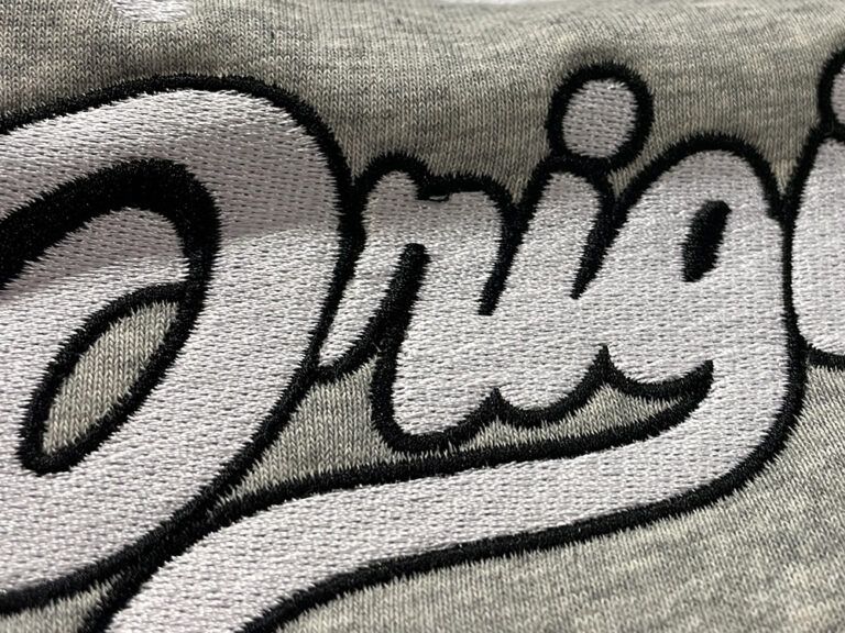 detalle-bordado-plano-sudadera