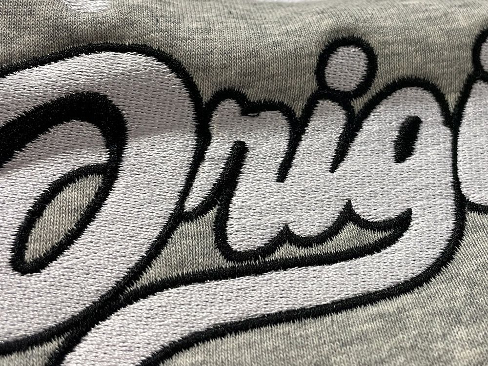 detalle-bordado-plano-sudadera